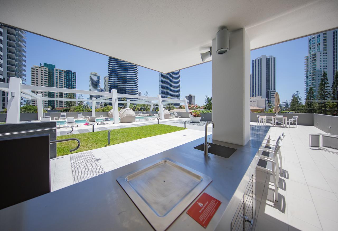 Dayday Premier Apartments At 2663 Gold Coast Hwy, Broadbeach Exterior photo